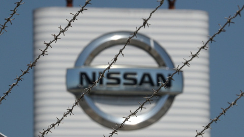 El logo de Nisan, a través de la alambrada que rodea su planta en la Zona Franca de Barcelona. REUTERS/ Albert Gea El logo de Nisan, a través de la alambrada que rodea su planta en la Zona Franca de Barcelona. REUTERS/ Albert Gea