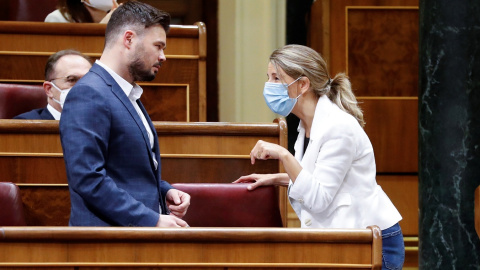 La ministra de Trabajo, Yolanda Díaz, conversa con el portavoz de ERC, Gabriel Rufián, durante el pleno del Congreso en mayo de 2020. E.P./Pool La ministra de Trabajo, Yolanda Díaz, conversa con el portavoz de ERC, Gabriel Rufián, durante el pleno del Congreso en mayo de 2020. E.P./Pool