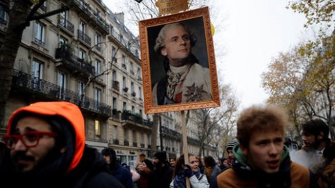 Emmanuel Macron representado como un monarca del siglo XVIII durante la manifestación del 5 de diciembre en París. Thomas SAMSON / AFP Emmanuel Macron representado como un monarca del siglo XVIII durante la manifestación del 5 de diciembre en París. Thomas SAMSON / AFP