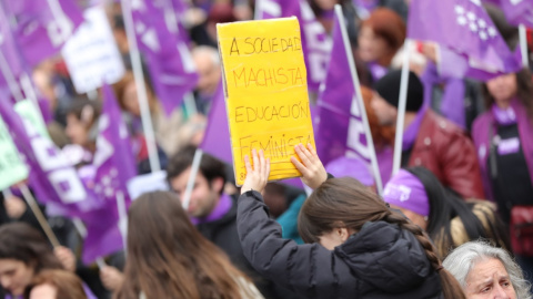 Una joven con un cartel en el que pone "A sociedad machista educación feminista" en la manifestación del 8M en Madrid. E.P./Jesús Hellín Una joven con un cartel en el que pone "A sociedad machista educación feminista" en la manifestación del 8M en Madrid. E.P./Jesús Hellín
