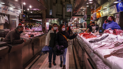 Dos personas pasan por un puesto de pescado en el Mercado Central de Valencia, a 24 de marzo de 2022, en Valencia. Rober Solsona / Europa Press Dos personas pasan por un puesto de pescado en el Mercado Central de Valencia, a 24 de marzo de 2022, en Valencia. Rober Solsona / Europa Press