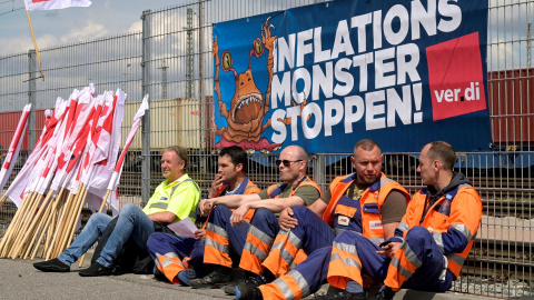 Trabajadores frente a una pancarta que dice "Detengan al monstruo de la inflación" durante una huelga en el puerto de Hamburgo, Alemania. -REUTERS Trabajadores frente a una pancarta que dice "Detengan al monstruo de la inflación" durante una huelga en el puerto de Hamburgo, Alemania. -REUTERS
