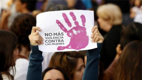 no mas Una mujer protesta contra la violencia machista.- EFE