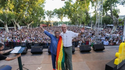 Imagen de María del Monte junto al alcalde de Sevilla en el pregón del Orgullo 2022 - Twitter Imagen de María del Monte junto al alcalde de Sevilla en el pregón del Orgullo 2022 - Twitter