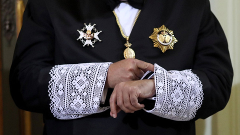 Un juez mira la hora de su reloj, vestido con la toga negra que visten en las vistas orales. - EUROPA PRESS Un juez mira la hora de su reloj, vestido con la toga negra que visten en las vistas orales. - EUROPA PRESS