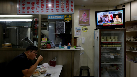 Un hombre almuerza en un restaurante de Taipei, la capital de Taiwan, mientras en la televisión informan sobre la visita de la presidenta de la Cámara de Representantes de EEUU, Nancy Pelosi. REUTERS/Ann Wang Un hombre almuerza en un restaurante de Taipei, la capital de Taiwan, mientras en la televisión informan sobre la visita de la presidenta de la Cámara de Representantes de EEUU, Nancy Pelosi. REUTERS/Ann Wang