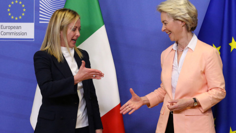 La recién nombrada primera ministra italiana, Giorgia Meloni (izquierda), le da la mano a la presidenta de la Comisión Europea, Ursula von der Leyen, durante una reunión en la sede de la Comisión Europea en Bruselas, el 3 de noviembre de 2022.- AFP La recién nombrada primera ministra italiana, Giorgia Meloni (izquierda), le da la mano a la presidenta de la Comisión Europea, Ursula von der Leyen, durante una reunión en la sede de la Comisión Europea en Bruselas, el 3 de noviembre de 2022.- AFP