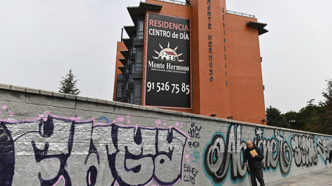 Un anciano pasa delante de la residencia de ancianos Monte Hermoso, en Madrid. EFE/Fernando Villar Un anciano pasa delante de la residencia de ancianos Monte Hermoso, en Madrid. EFE/Fernando Villar