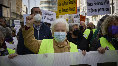 Una persona perteneciente al Movimiento de Pensionistas durante una manifestación, a 12 de febrero de 2022, en Madrid, (España). -Jesús Hellín / Europa Press Una persona perteneciente al Movimiento de Pensionistas durante una manifestación, a 12 de febrero de 2022, en Madrid, (España). -Jesús Hellín / Europa Press