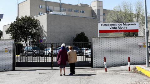 Dos mujeres en la puerta de una residencia de mayores en el barrio madrileño de Carabanchel. E.P./Jesús Hellín Dos mujeres en la puerta de una residencia de mayores en el barrio madrileño de Carabanchel. E.P./Jesús Hellín