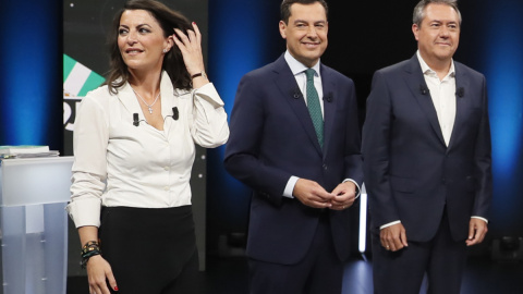 (De izq a dcha) La candidata de Vox, Macarena Olona, el presidente de la Junta de Andalucía y candidato del PP a la reelección, Juanma Moreno, y el candidato socialista, Juan Espadas, durante el primer debate electoral de cara a las elecciones autonóm (De izq a dcha) La candidata de Vox, Macarena Olona, el presidente de la Junta de Andalucía y candidato del PP a la reelección, Juanma Moreno, y el candidato socialista, Juan Espadas, durante el primer debate electoral de cara a las elecciones autonómi