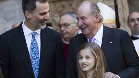 El rey Felipe VI, Juan Carlos I, y la princesa Leonor, en la Catedral del Palma de Mallorca, en abril de 2018. AFP/Jaime Reina El rey Felipe VI, Juan Carlos I, y la princesa Leonor, en la Catedral del Palma de Mallorca, en abril de 2018. AFP/Jaime Reina