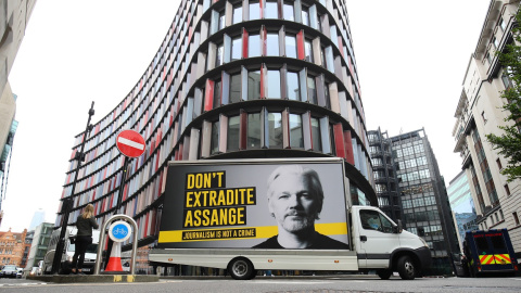 Una furgoneta con el cartel de la campaña contra la extradición del fundador de Wikileaks Julian Assange, en el centro de Londres. E.P./Aaron Chown/PA Wire/dpa Una furgoneta con el cartel de la campaña contra la extradición del fundador de Wikileaks Julian Assange, en el centro de Londres. E.P./Aaron Chown/PA Wire/dpa