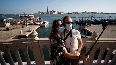 Una pareja de turistas se toman un selfi en Venecia.. REUTERS/Guglielmo Mangiapane Una pareja de turistas se toman un selfi en Venecia.. REUTERS/Guglielmo Mangiapane