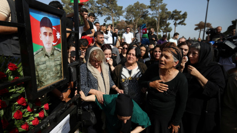 Funeral en Bakú de un militar de las Fuerzas Armadas de Azerbaiyán muerto en los recientes enfrentamientos fronterizos con Armenia. REUTERS/Aziz Karimov Funeral en Bakú de un militar de las Fuerzas Armadas de Azerbaiyán muerto en los recientes enfrentamientos fronterizos con Armenia. REUTERS/Aziz Karimov