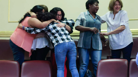 Representantes de los colectivos de trabajadoras del hogar y cuidados y el movimiento feminista para celebrar la ratificación, este jueves en el Congreso de los Diputados del convenio 189 de la OIT. EFE/ Zipi Aragón Representantes de los colectivos de trabajadoras del hogar y cuidados y el movimiento feminista para celebrar la ratificación, este jueves en el Congreso de los Diputados del convenio 189 de la OIT. EFE/ Zipi Aragón