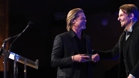 Brad Pitt acepta el premio al Mejor Actor de Reparto por 'Érase una vez... en Hollywood' de Bradley Cooper en el escenario durante la Gala Anual de Premios de la National Board of Review en Cipriani 42nd Street el 8 de enero de 2020 en la ciudad de Nuev Brad Pitt acepta el premio al Mejor Actor de Reparto por 'Érase una vez... en Hollywood' de Bradley Cooper en el escenario durante la Gala Anual de Premios de la National Board of Review en Cipriani 42nd Street el 8 de enero de 2020 en la ciudad de Nuev
