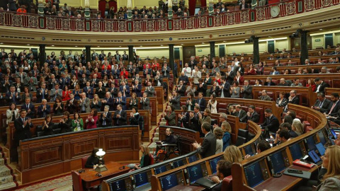 El candidato a la Presidencia del Gobierno, Pedro Sánchez (i), recibe el aplauso de los diputados de su partido y de los de Unidas Podemos tras finalizar su discurso en el Congreso de los Diputados durante la primera jornada de la sesión de su investid El candidato a la Presidencia del Gobierno, Pedro Sánchez (i), recibe el aplauso de los diputados de su partido y de los de Unidas Podemos tras finalizar su discurso en el Congreso de los Diputados durante la primera jornada de la sesión de su investidu