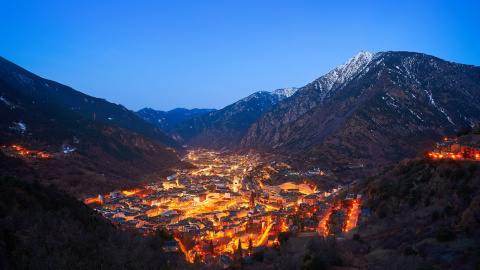 Vista nocturna de Andorra la Vella. Shutterstock / lunamarina Vista nocturna de Andorra la Vella. Shutterstock / lunamarina