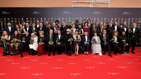Foto de familia de los galardonados en la gala de entrega de los Premios Goya 2020 que se celebró en el Palacio de los Deportes José María Martín Carpena, en Málaga. EFE/Jorge Zapata. Foto de familia de los galardonados en la gala de entrega de los Premios Goya 2020 que se celebró en el Palacio de los Deportes José María Martín Carpena, en Málaga. EFE/Jorge Zapata.