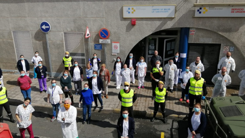 Trabajadores sanitarios y miembros de la Unidad Militar de Emergencias (UME), ante el Centro de Salud de Tamaraceite, Las Palmas de Gran Canaria, en marzo de 2020. UME, Ministerio de Defensa del Gobierno de España Trabajadores sanitarios y miembros de la Unidad Militar de Emergencias (UME), ante el Centro de Salud de Tamaraceite, Las Palmas de Gran Canaria, en marzo de 2020. UME, Ministerio de Defensa del Gobierno de España