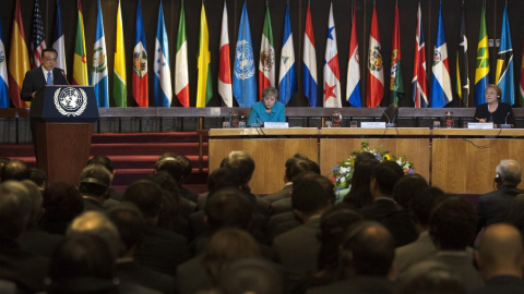 Imagen de mayo de 2015, del primer ministro chino Li Keqiang, en una reunión del CEPAL, en Santiago de Chile, en presencia de la secretaria general del organismo Alicia Barcena y de la entonces presidenta chilena Michelle Bachelet. AFP/Vladimir Rodas Imagen de mayo de 2015, del primer ministro chino Li Keqiang, en una reunión del CEPAL, en Santiago de Chile, en presencia de la secretaria general del organismo Alicia Barcena y de la entonces presidenta chilena Michelle Bachelet. AFP/Vladimir Rodas