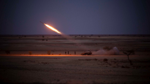 Soldados saharauis lanzan un cohete de 120 mm contra una base militar marroquí en el muro que divide el Sáhara Occidental, el 15 de octubre de 2021. / Jairo Vargas Soldados saharauis lanzan un cohete de 120 mm contra una base militar marroquí en el muro que divide el Sáhara Occidental, el 15 de octubre de 2021. / Jairo Vargas