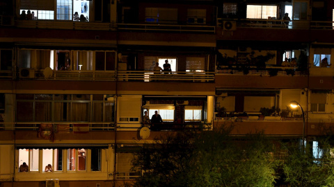 Vecinos de Vallecas, en Madrid, aplauden desde las ventanas de sus viviendas secundando la convocatoria hecha en las redes sociales para hacer un homenaje a todo el personal sanitario que está trabajando para combatir el coronavirus . EFE/Víctor Lerena Vecinos de Vallecas, en Madrid, aplauden desde las ventanas de sus viviendas secundando la convocatoria hecha en las redes sociales para hacer un homenaje a todo el personal sanitario que está trabajando para combatir el coronavirus . EFE/Víctor Lerena