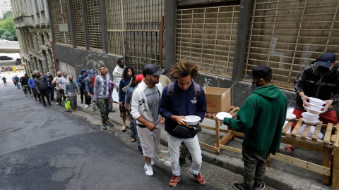 Reparto de comida en una calle de Sao Paulo el 2 de junio de 2020. Shutterstock / Nelson Antoine Reparto de comida en una calle de Sao Paulo el 2 de junio de 2020. Shutterstock / Nelson Antoine