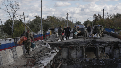 Soldados ucranianos transportan suministros a través de un puente dañado hacia la ciudad recién liberada de Kupiansk, al este de Járkov. EFE/EPA/ATEF SAFADI Soldados ucranianos transportan suministros a través de un puente dañado hacia la ciudad recién liberada de Kupiansk, al este de Járkov. EFE/EPA/ATEF SAFADI