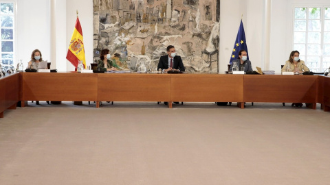 El presidente del Gobierno. Pedro Sánchez, y flanqueado por Carmen Calvo, Nadia Calviño, Pablo Iglesias y Teresa Ribera, durante la reunión del Consejo de Ministros, en el Palacio de la Moncloa. EFE/ Jose Maria Cuadrado Jimenez El presidente del Gobierno. Pedro Sánchez, y flanqueado por Carmen Calvo, Nadia Calviño, Pablo Iglesias y Teresa Ribera, durante la reunión del Consejo de Ministros, en el Palacio de la Moncloa. EFE/ Jose Maria Cuadrado Jimenez