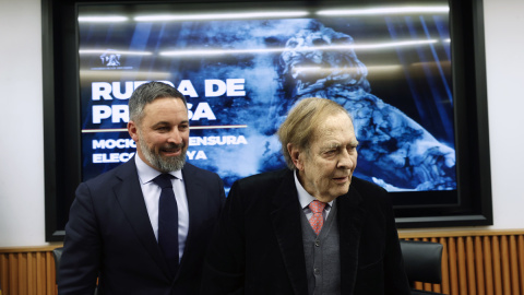 Ramón Tamames, acompañado por el líder de Vox, Santiago Abascal. - EFE / Javier Lizón. Ramón Tamames, acompañado por el líder de Vox, Santiago Abascal. - EFE / Javier Lizón.