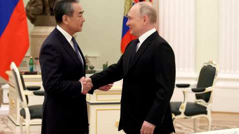 22 de febrero de 2023, Rusia, Moscú: El director de la Oficina de la Comisión Central de Asuntos Exteriores del Partido Comunista Chino (PCCh), Wang Yi (izq.), recibido por el presidente ruso, Vladimir Putin, antes de su reunión en el Kremlin.- DPA 22 de febrero de 2023, Rusia, Moscú: El director de la Oficina de la Comisión Central de Asuntos Exteriores del Partido Comunista Chino (PCCh), Wang Yi (izq.), recibido por el presidente ruso, Vladimir Putin, antes de su reunión en el Kremlin.- DPA