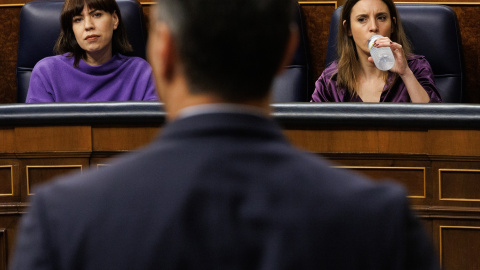 La ministra de Ciencia e Innovación, Diana Morant (i) y la ministra de Igualdad, Irene Montero (d), durante una sesión de control al Gobierno mientras interviene el presidente del Ejecutivo, en el Congreso de los Diputados, a 8 de marzo de 2023, en Mad La ministra de Ciencia e Innovación, Diana Morant (i) y la ministra de Igualdad, Irene Montero (d), durante una sesión de control al Gobierno mientras interviene el presidente del Ejecutivo, en el Congreso de los Diputados, a 8 de marzo de 2023, en Mad