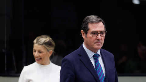  La vicepresidenta segunda y ministra de Trabajo y Economía Social, Yolanda Díaz, y el presidente de la CEOE, Antonio Garamendi, durante el acto de presentación del Acuerdo de Diálogo Social, en la sede del Ministerio, a 23 de febrero de 2023, en Madr