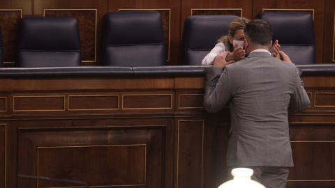 La vicepresidenta tercera del Gobierno y ministra de Trabajo y Economía Social, Yolanda Díaz, conversa con el portavoz de ERC en el Congreso, Gabriel Rufián, en una imagen de archivo. / E. Parra (Europa Press) La vicepresidenta tercera del Gobierno y ministra de Trabajo y Economía Social, Yolanda Díaz, conversa con el portavoz de ERC en el Congreso, Gabriel Rufián, en una imagen de archivo. / E. Parra (Europa Press)