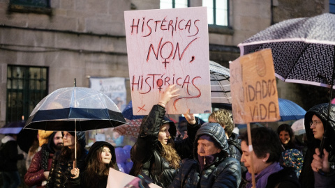 Mujeres protestan con carteles durante una manifestación convocada por el 8M en 2023. Mujeres protestan con carteles durante una manifestación convocada por el 8M en 2023.