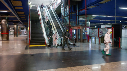 Efectivos de la Unidad Militar de Emergencia (UME) entran en la estación de metro de Nuevos Ministerios, en Madrid, para su desinfección. REUTERS/Javier Barbancho Efectivos de la Unidad Militar de Emergencia (UME) entran en la estación de metro de Nuevos Ministerios, en Madrid, para su desinfección. REUTERS/Javier Barbancho