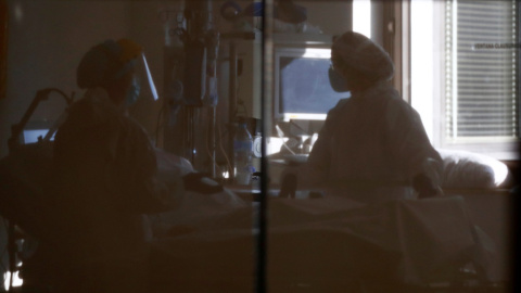 Personal sanitario en la Unidad de Cuidados Intensivos del Hospital Ramón y Cajal, de Madrid. REUTERS/Sergio Perez Personal sanitario en la Unidad de Cuidados Intensivos del Hospital Ramón y Cajal, de Madrid. REUTERS/Sergio Perez