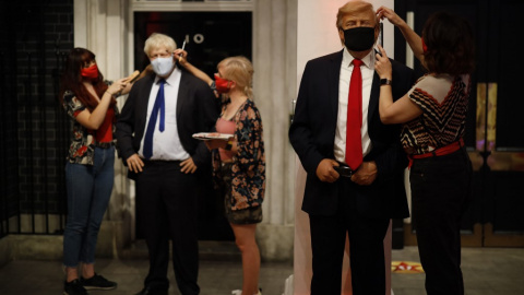 Operarias del Museo Madame Tussauds, de Londres, dan los últimos retoques a las figuras de cera que representan a Boris Jonhnson y a Donald Trump, antes de su reapertura el pasado verano, tras el cierre por la pandemia del coronavirus. AFP/Tolga Akmen Operarias del Museo Madame Tussauds, de Londres, dan los últimos retoques a las figuras de cera que representan a Boris Jonhnson y a Donald Trump, antes de su reapertura el pasado verano, tras el cierre por la pandemia del coronavirus. AFP/Tolga Akmen