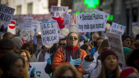 Varias personas con batas blancas y guantes azules protestan durante una marcha convocada por médicos y pediatras de Atención Primaria en Madrid, España. Foto: Juan Barbosa / Europa Press Varias personas con batas blancas y guantes azules protestan durante una marcha convocada por médicos y pediatras de Atención Primaria en Madrid, España. Foto: Juan Barbosa / Europa Press