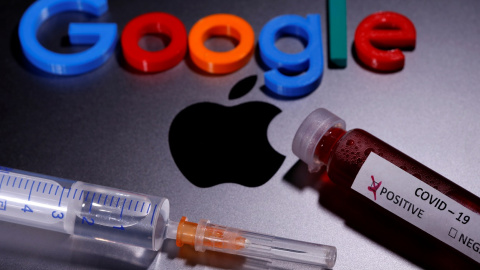 Un tubo de ensayo con sangre falsa y etiqueta covid 19, una jeringa y los logotipos de Google y Apple. REUTERS/Ilustracion: Dado Ruvic Un tubo de ensayo con sangre falsa y etiqueta covid 19, una jeringa y los logotipos de Google y Apple. REUTERS/Ilustracion: Dado Ruvic