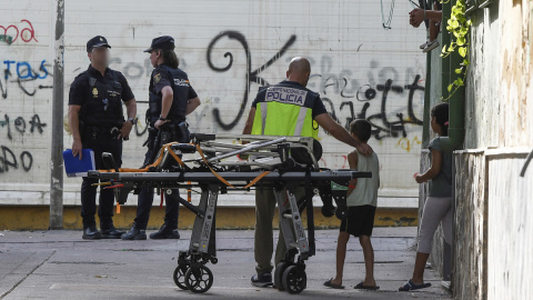 Miembros de la Policía Nacional acompañan a los hijos de una joven asesinada en Almería, presuntamente por su pareja. EFE / Carlos Barba Miembros de la Policía Nacional acompañan a los hijos de una joven asesinada en Almería, presuntamente por su pareja. EFE / Carlos Barba