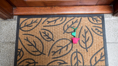 Una rosa hecha a manosobre el felpudo en la entrada de una vivienda en Barcelona. EFE/Marta Pérez Una rosa hecha a manosobre el felpudo en la entrada de una vivienda en Barcelona. EFE/Marta Pérez