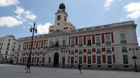 Dos niños juegan en la Puerta del Sol de Madrid, frente a la sede de la Presidencia del gobierno autonómico. REUTERS/Sergio Perez Dos niños juegan en la Puerta del Sol de Madrid, frente a la sede de la Presidencia del gobierno autonómico. REUTERS/Sergio Perez