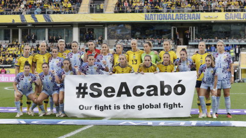Las jugadoras de Suecia y España posan con una pancarta en la que se lee "Se Acabo, nuestra lucha es global", en Gotemburgo (Suecia) a 22/09/2023. EFE/ Juan Carlos Cárdenas. Las jugadoras de Suecia y España posan con una pancarta en la que se lee "Se Acabo, nuestra lucha es global", en Gotemburgo (Suecia) a 22/09/2023. EFE/ Juan Carlos Cárdenas.