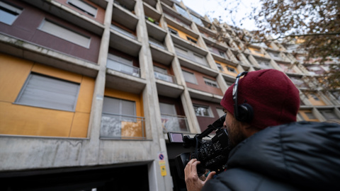 Un cámara de televisión graba el bloque de pisos donde se ha producido el doble asesinato machista, en la calle Jacobeo del barrio de Carabanchel este 27 de noviembre de 2023. Diego Radamés / Europa Press Un cámara de televisión graba el bloque de pisos donde se ha producido el doble asesinato machista, en la calle Jacobeo del barrio de Carabanchel este 27 de noviembre de 2023. Diego Radamés / Europa Press