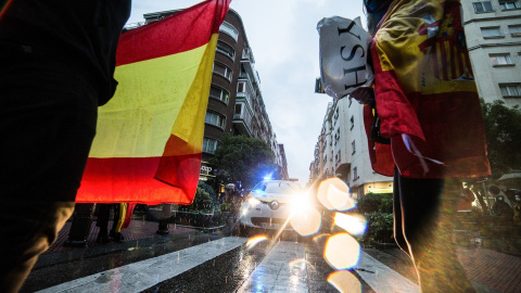 Varias personas delante de una patrulla de Policía Municipal, durante la concentración de vecinos del barrio madrileño de Salamanca contra la gestión del Gobierno en la pandemia del coronavirus. E.P/Joaquin CorcheroVarias personas se colocan delante Varias personas delante de una patrulla de Policía Municipal, durante la concentración de vecinos del barrio madrileño de Salamanca contra la gestión del Gobierno en la pandemia del coronavirus. E.P/Joaquin Corchero