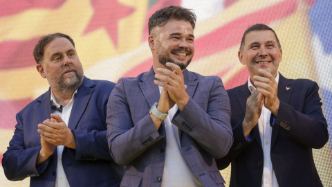 Junqueras, Rufián y Otegi durante un mitin de ERC en Barcelona.- Quique García, EFE Junqueras, Rufián y Otegi durante un mitin de ERC en Barcelona.- Quique García | EFE