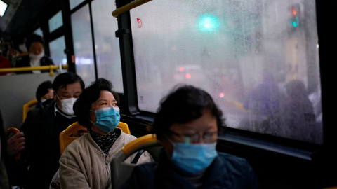 Varias personas con mascarilla en un autobús en Shanghai. REUTERS/Aly Song Varias personas con mascarilla en un autobús en Shanghai. REUTERS/Aly Song
